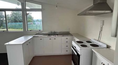 Sunny 3-Bedroom Home in a Great Location – $500 per week - Photo 3