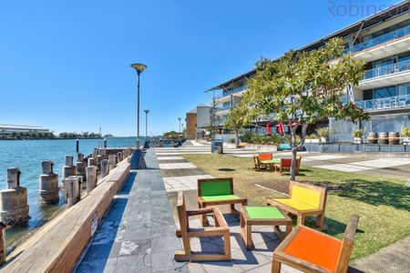 Fully furnished apartment with extra space for working from home, in the heart of the Honeysuckle precinct. - Photo 4