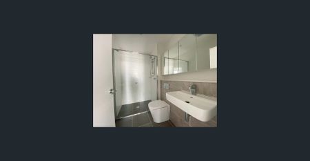 Large and bright living area - Photo 5