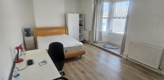 1 bedroom in a house share to rent - Photo 2