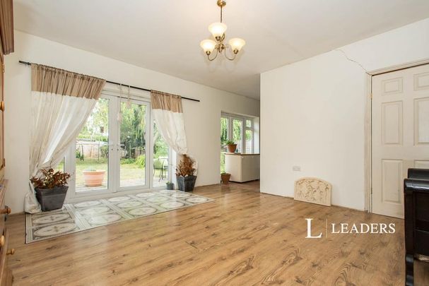 4 bedroom bungalow to rent - Photo 1