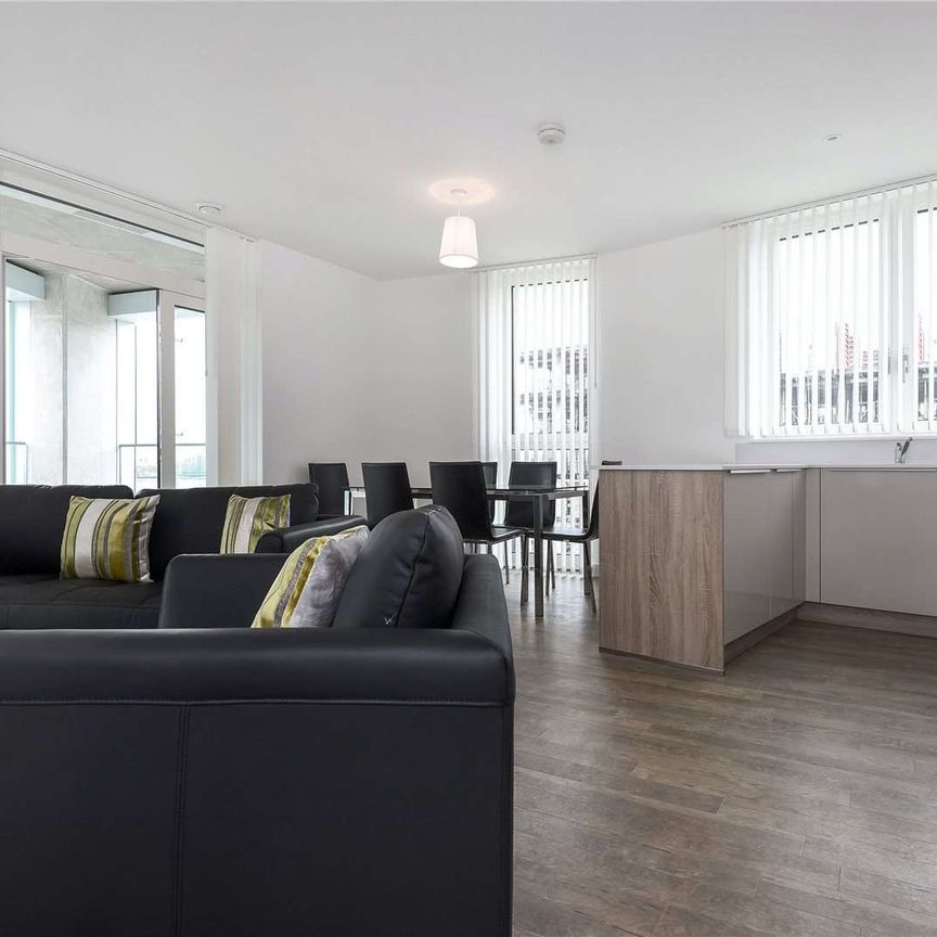 Set within the Riverside development, Enderby Wharf, is this amazing three bedroom, two bathroom furnished apartment. - Photo 1