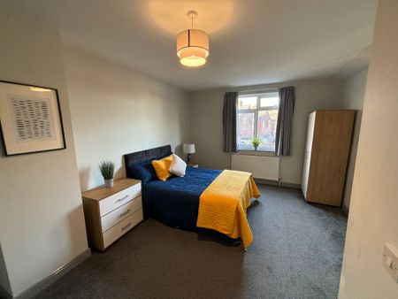 Large, Ensuite Room with Kitchenette- Room 4, Balby Road, DN4 - Photo 5