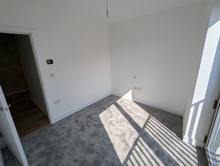 2 Bed Flat, Oto Tower, IG3 - Photo 5