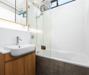 A Lovingly Revived Mid-Century Masterpiece - Photo 5