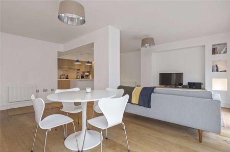 Two bedroom, two bathroom flat measuring in excess of 1,000 sq ft. - Photo 4