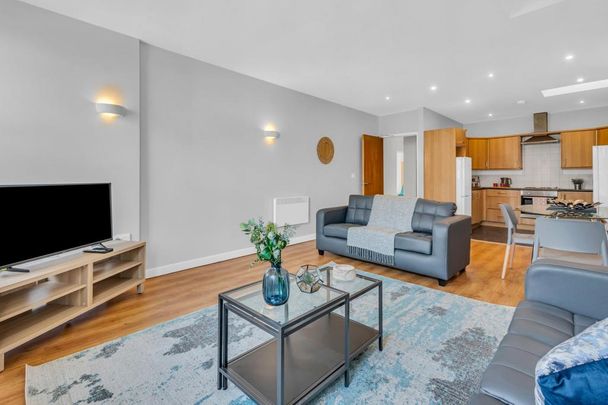 4 bedroom flat to rent - Photo 1