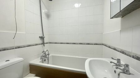 2 bedroom Flat in Gordon Road, - Photo 4