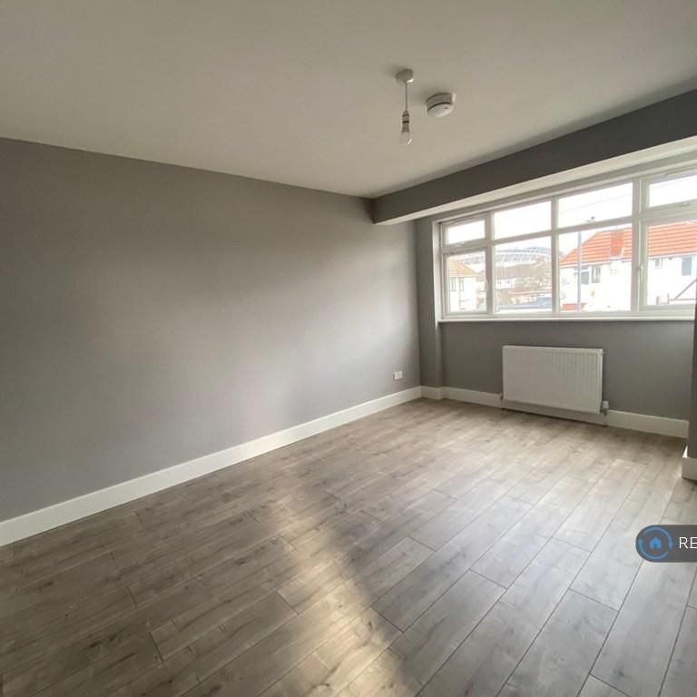 4 bedroom semi-detached house to rent - Photo 1