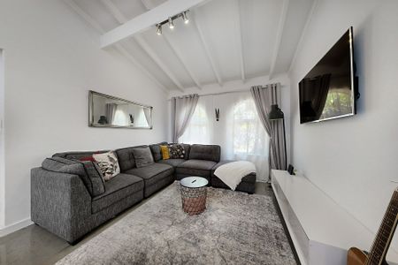 Fully Furnished Coastal Retreat in the Heart of Scarborough! - Photo 2