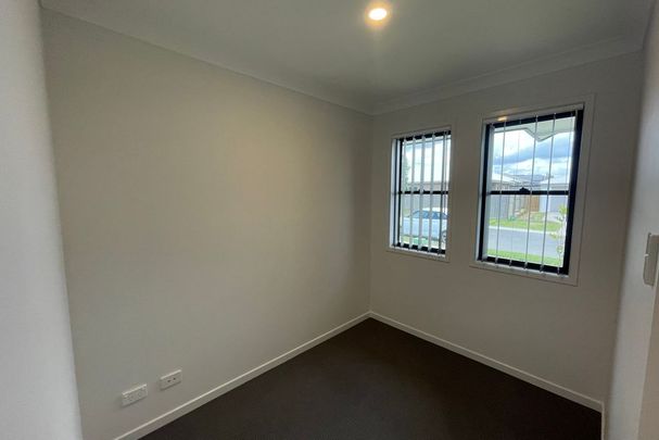 Modern 4-Bedroom Home in Park Ridge! - Photo 1