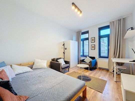 SUPER SYMPA 🥰 Entre la rue de la Loi et Madou: Joli petit studio meublé - Foto 1