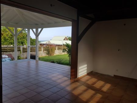 Jolie villa F4 meublée en bois mitoyenne + garage, située sur les hauteurs de PETIT-BOURG - Photo 3