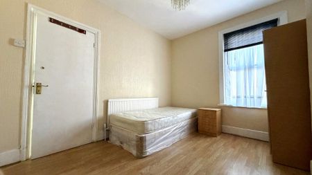 4 bedroom terraced house to rent - Photo 5