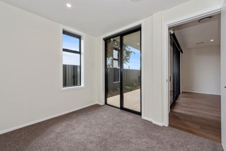 This complex offers eight modern apartments in the heart of Hamilton City Centre. - Photo 3