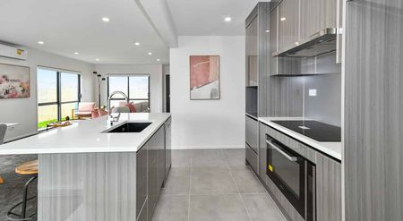 Modern 5-Bedroom Townhouse with Spacious Living in Clarks Beach - Photo 4