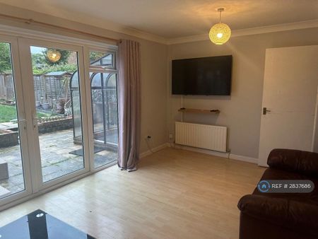 1 bedroom in a house share to rent - Photo 2