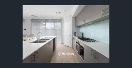 Fully Furnished 3x2 Home - Modern, Spacious & Low Maintenance - Photo 4