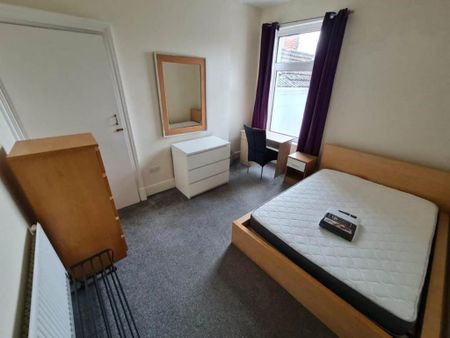 3 bedroom flat to rent - Photo 2