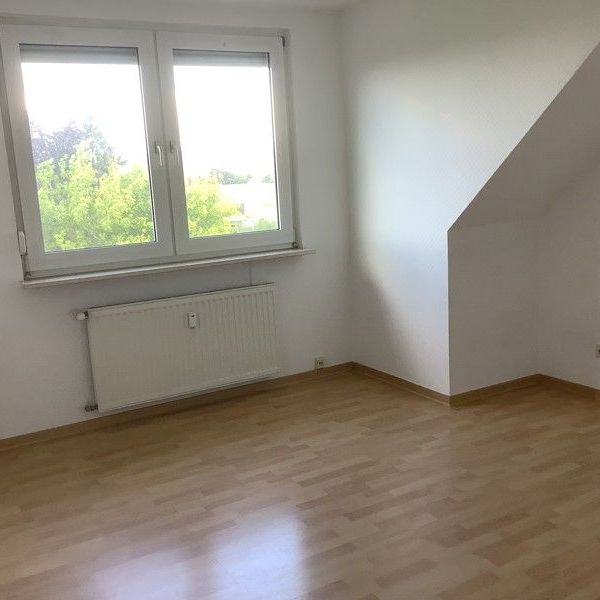 Schöne, große Dachgeschosswohnung mit Balkon! - Foto 1