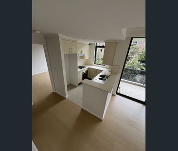 Renovated Modern Comfort 2 bed apartment with Quality and convenien... - Photo 5