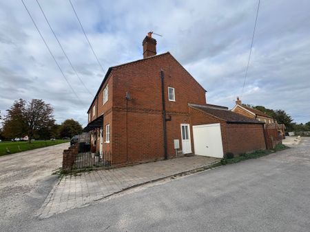 2 bed end of terrace house to rent in The Common, High Wycombe, HP14 - Photo 2