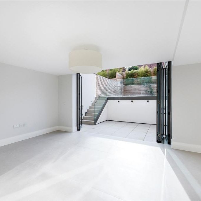 4 bedroom end of terrace house to rent - Photo 1