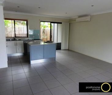 Stylish Three-Bedroom Townhouse in Prime Carina Heights Location - Photo 4