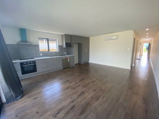 3 BEDROOM - SINGLE LEVEL - NEAR NEW - Photo 1