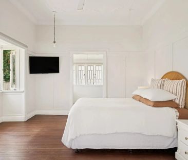 CHARMING CHARACTER HOME WITH POOL & SPACIOUS OUTDOOR LIVING - Photo 5