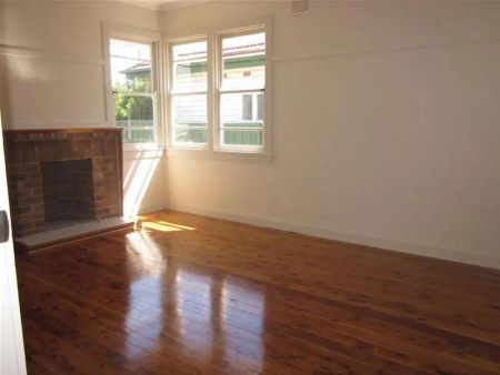 “Beautifully Renovated 3 Bedroom House” - Photo 5