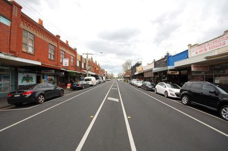 In the heart of it all and located above a shop – A Must-See! - Photo 3