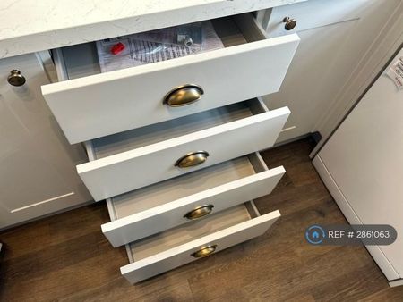 3 bedroom flat to rent - Photo 2