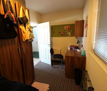 4 bedroom flat to rent - Photo 2