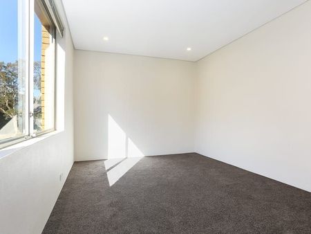 Renovated Three Bedroom Apartment - Photo 2