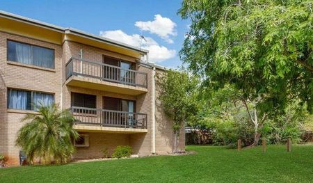 LOW MAINTENANCE 2 BEDROOM UNIT WITH PRIVATE BALCONY BOASTING OCEAN VIEWS - Photo 4