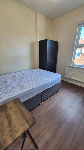 4 bedroom terraced house to rent - Photo 4