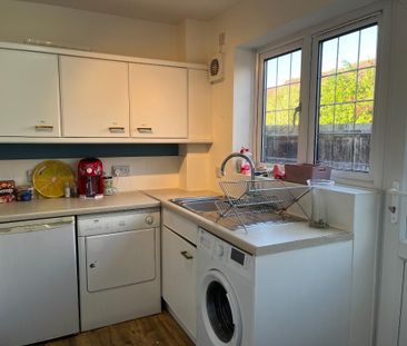 4 bedroom end of terrace house to rent - Photo 1