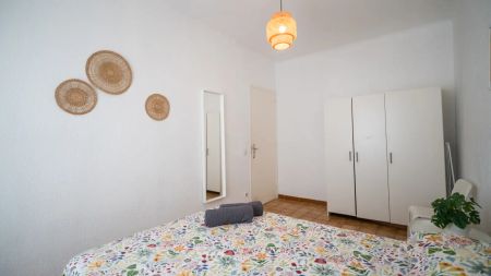 Room in a shared 8-bedroom apartment for rent in la Dreta de l'Eixample, Barcelona, suitable for professionals and students. - Photo 5