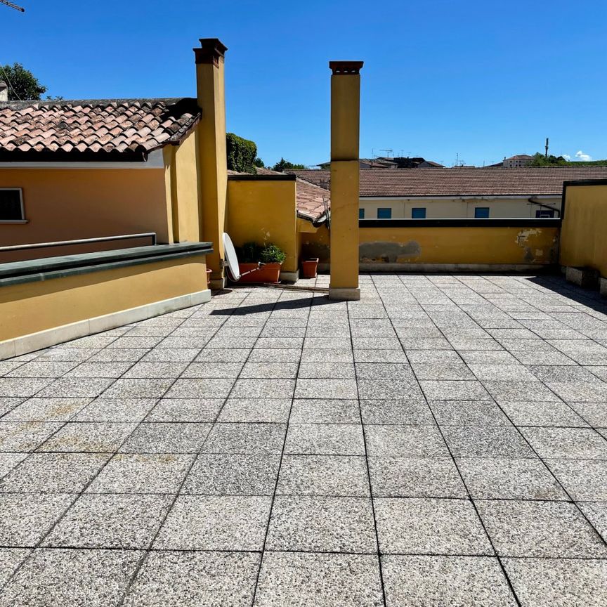 APPARTAMENTO ARREDATO IN CENTRO MONTEFORTE CON TERRAZZO E GARAGE - Photo 1