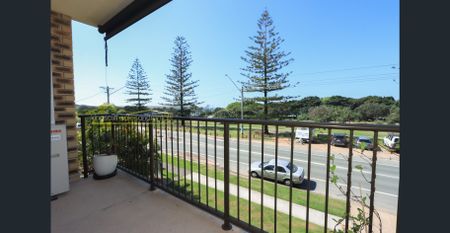 2 bedroom renovated unit opposite the beach - Photo 3