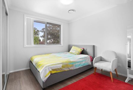 MODERN FOUR BEDROOM TOWNHOUSE IN GREAT LOCATION! - Photo 4