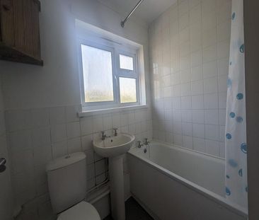 3 bedroom end of terrace house to rent - Photo 4