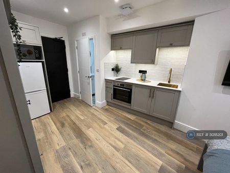 1 bedroom in a house share to rent - Photo 3