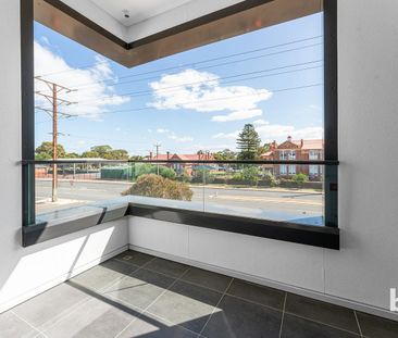 Modern Coastal Apartment with Balcony Living in New Port - Photo 5