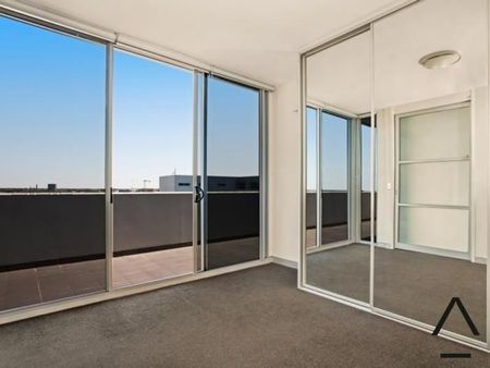 Large Two Bedroom Apartment with Amazing Views - Photo 2