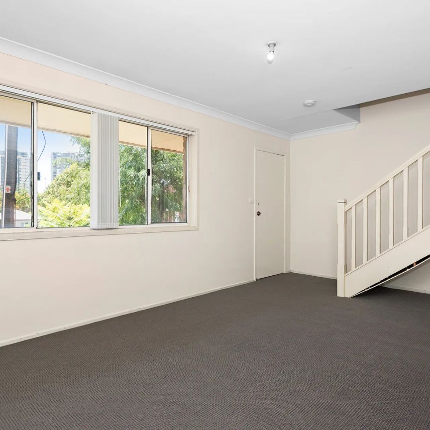 SPACIOUS UPDATED 2 BEDROOM TOWNHOUSE! GREAT LOCATION! - Photo 1