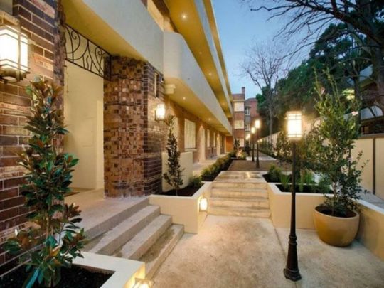 LARGE ART DECO PROPERTY IN THE MOST LIVEABLE ADDRESS - Photo 1
