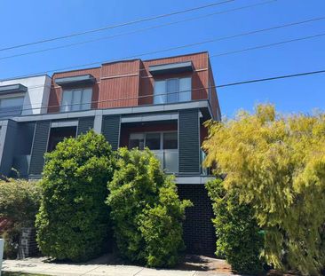 $590/w 3 Bed 2 Bath 3 WC Prime Location Superior Convenience - Photo 4