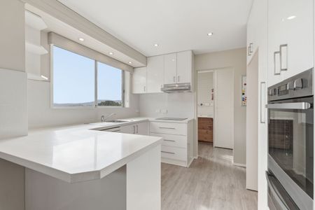 Immaculately presented 3 bedroom family home in a great location - Photo 2